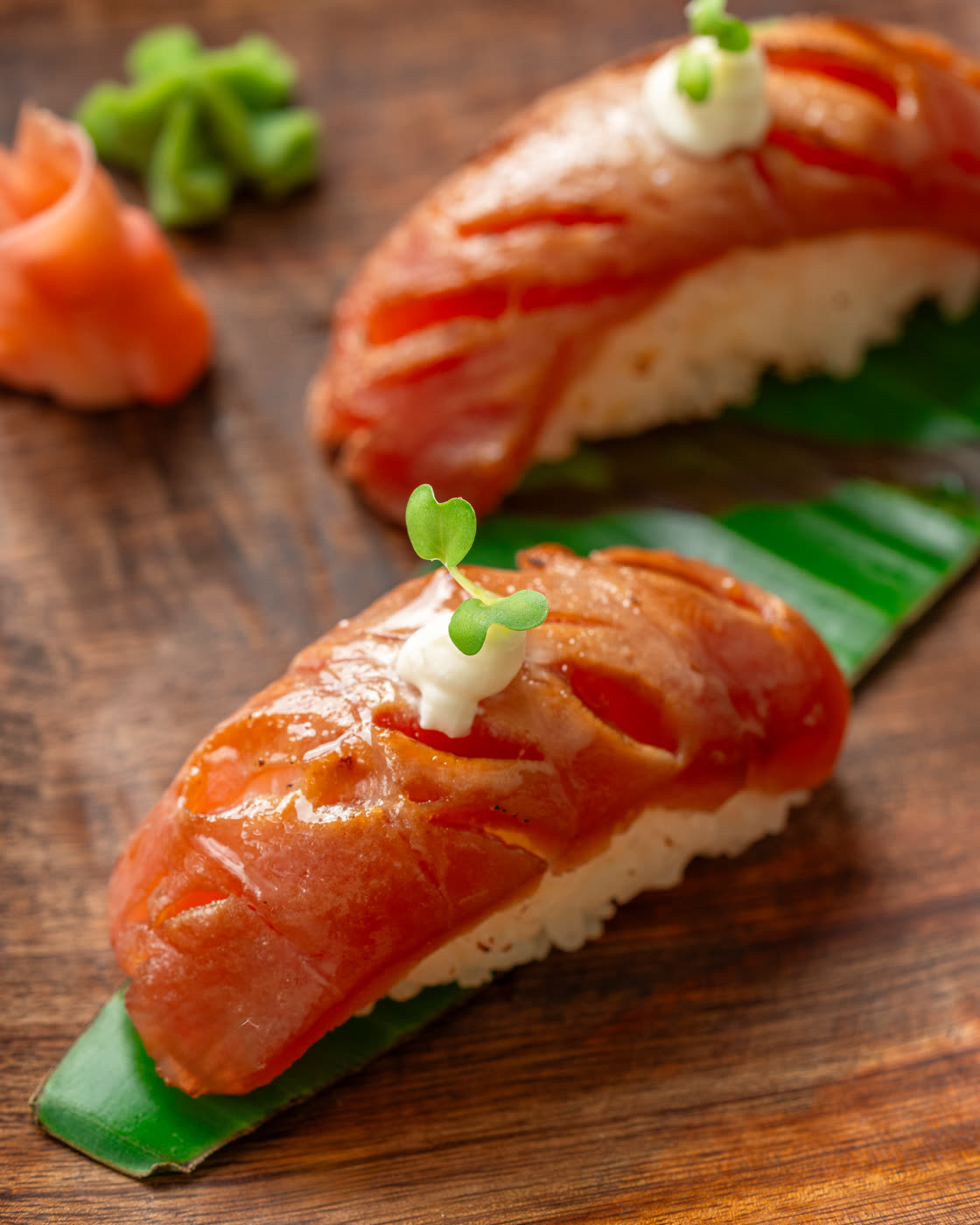 Maguro and tobiko nigiri